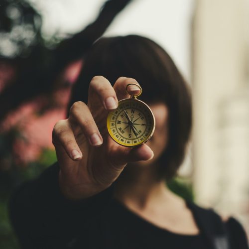 Une jeune femme avec une boussole dans les mains